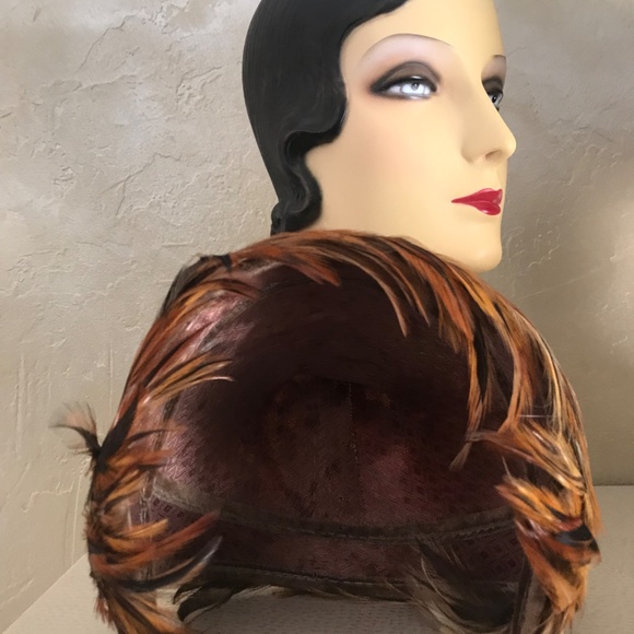 FASHIONABLE 1950s\' MULTICOLORED FEATHER CAP WITH POINTY CROWN